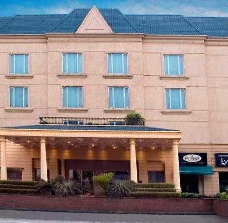 Savoy Suites Noida Luaran gambar